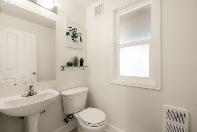 154 Ridgeway Rd, Lake Oswego, OR 97034 - bathroom featuring baseboards, heating unit, toilet, and a sink