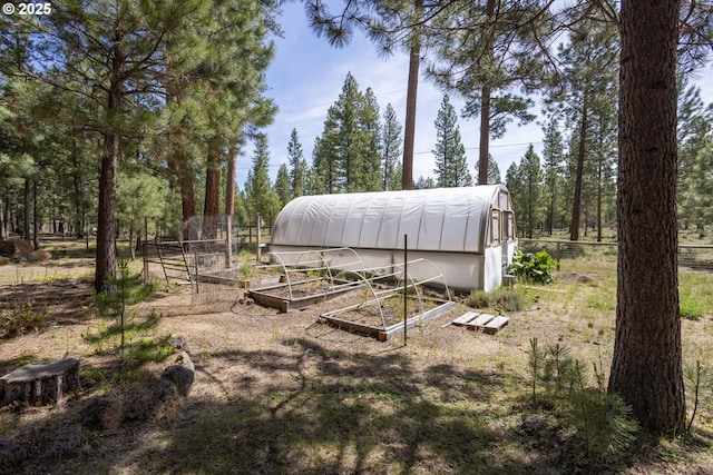 view of yard with an outdoor structure