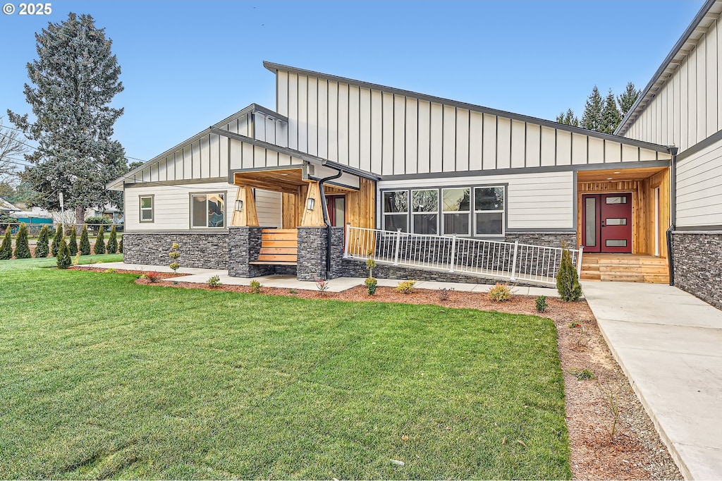 view of front of home with covered porch and a front lawn