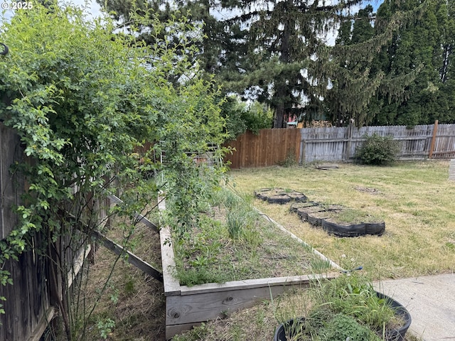807 Glover St, Goldendale, WA 98620 - view of yard featuring a garden