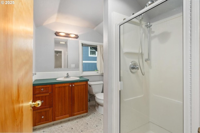2522 NE 50th Ave, Portland, OR 97213 - full bath featuring a shower stall, toilet, and vanity