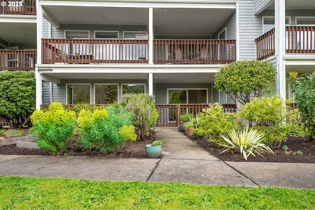 6708 N Richmond Ave, Portland, OR 97203 - exterior space featuring a balcony