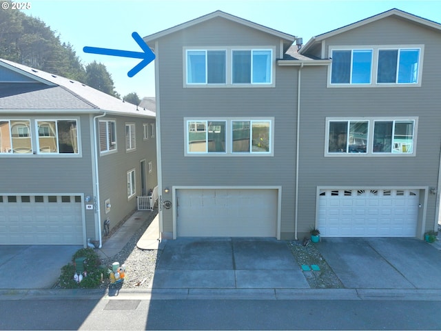 view of front facade with a garage and driveway