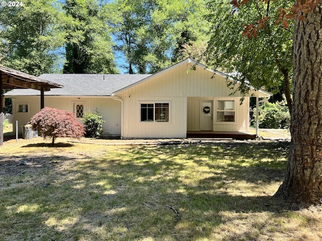view of front of home featuring a shingled roof and a front lawn