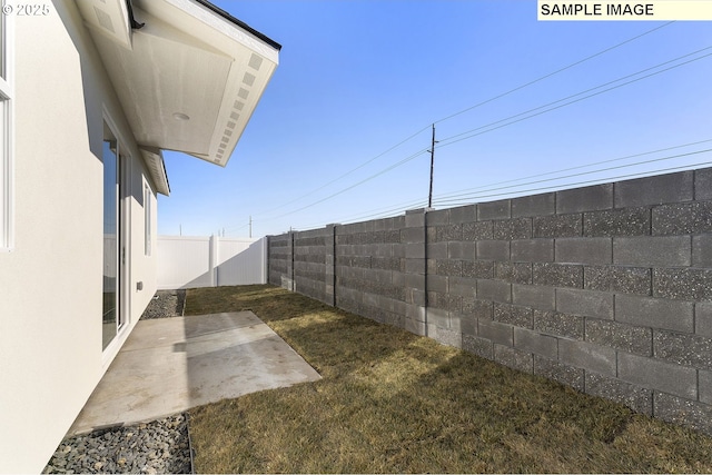 1201 NE Emerald Dr, Hermiston, OR 97838 - fenced backyard with a patio