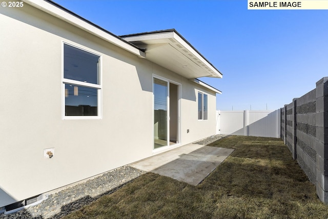 1201 NE Emerald Dr, Hermiston, OR 97838 - fenced backyard featuring a patio