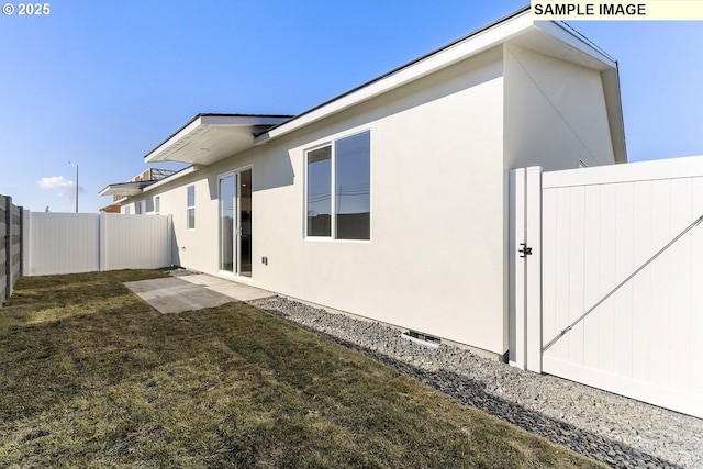 1201 NE Emerald Dr, Hermiston, OR 97838 - back of house featuring stucco siding