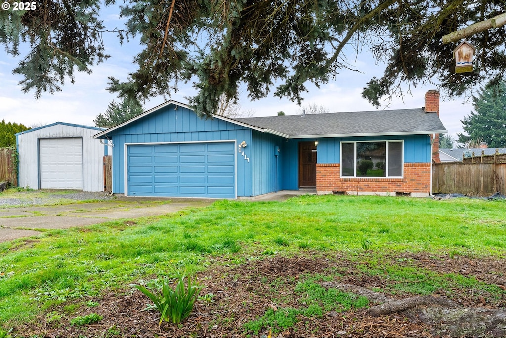 single story home featuring a front lawn