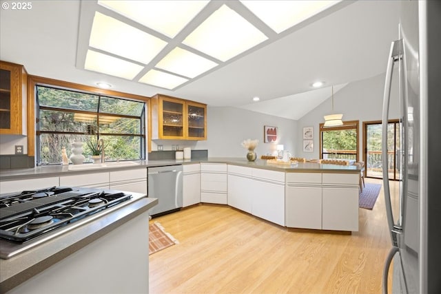 kitchen featuring white cabinetry, light hardwood / wood-style flooring, stainless steel appliances, and kitchen peninsula