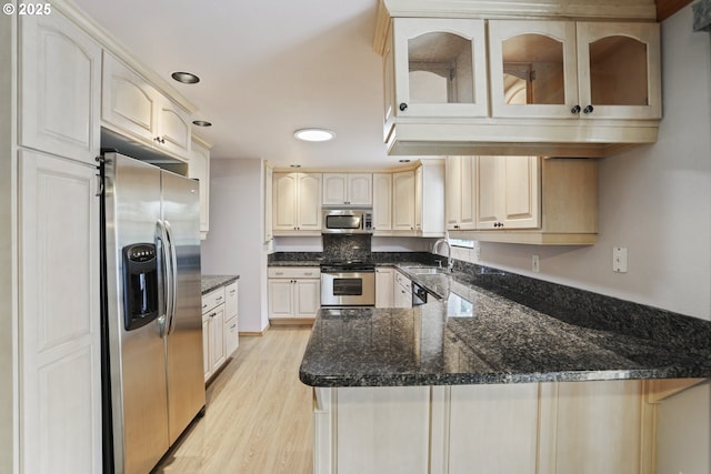 17445 S Beckman Rd, Oregon City, OR 97045 - kitchen featuring appliances with stainless steel finishes, a peninsula, light wood-type flooring, recessed lighting, and a sink