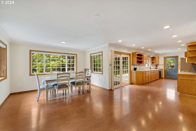 dining room featuring sink and ornamental molding