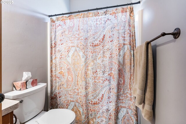 1105 29th St, Hood River, OR 97031 - full bathroom with toilet, vanity, and curtained shower