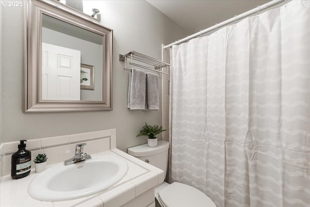 8740 SW Bomar Ct, Portland, OR 97223 - full bath featuring tasteful backsplash, toilet, vanity, and curtained shower