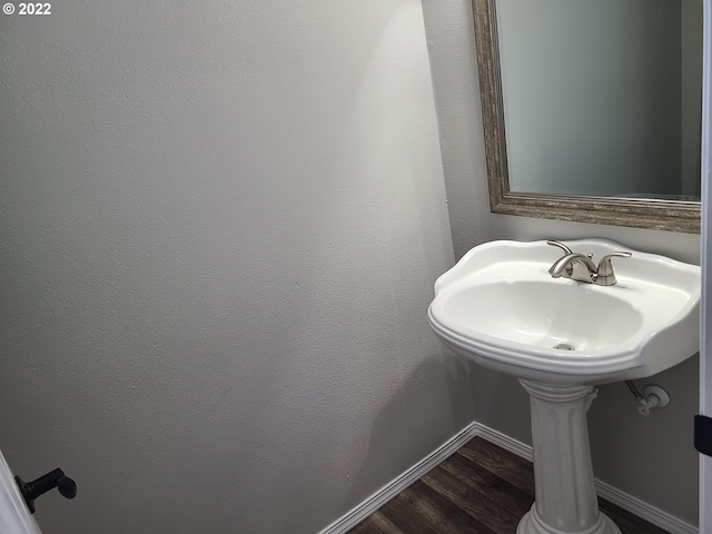 667 SE 5th Ave, Hillsboro, OR 97123 - bathroom featuring wood finished floors and baseboards