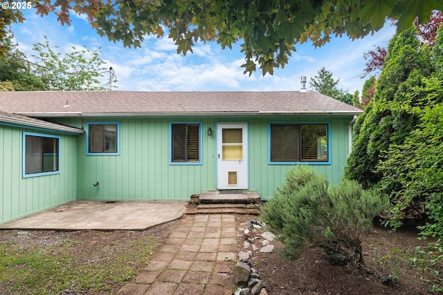 7940 SE 75th Pl, Portland, OR 97206 - entrance to property featuring a patio and a shingled roof
