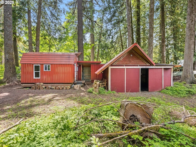 26647 E Welches Rd, Welches, OR 97067 - view of front of house featuring an outbuilding