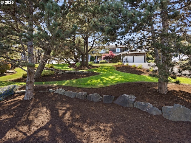 view of grassy yard featuring a garage