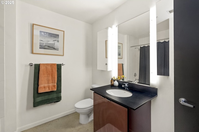 full bathroom featuring visible vents, baseboards, toilet, a shower with shower curtain, and vanity