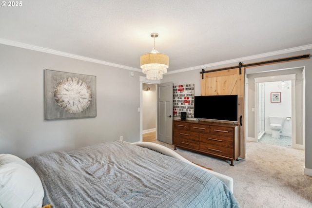 bedroom with ornamental molding, light carpet, a barn door, baseboards, and connected bathroom