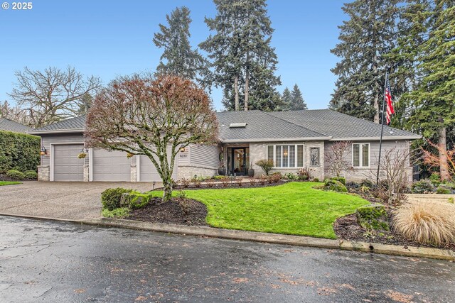 view of front of property featuring a front lawn and a garage