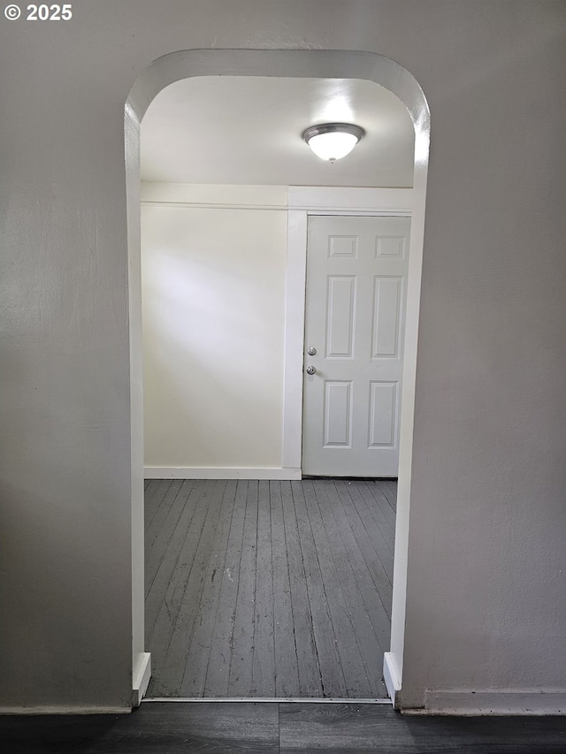 617 SW 3rd St, Pendleton, OR 97801 - hall featuring arched walkways, wood finished floors, and baseboards