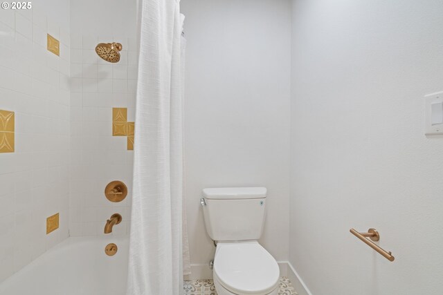 2845 SW Raleighview Dr, Portland, OR 97225 - bathroom featuring toilet, shower / bath combo, and baseboards