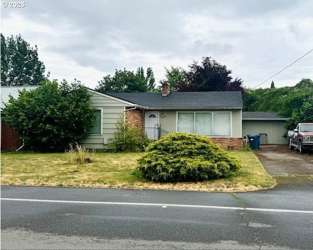 2960 NE Ellis Ave, Salem, OR 97301 - view of front of property with a chimney and a front yard