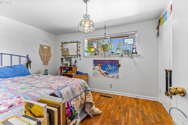 520 NW 10th St, Corvallis, OR 97330 - bedroom with baseboards, hardwood / wood-style flooring, and visible vents