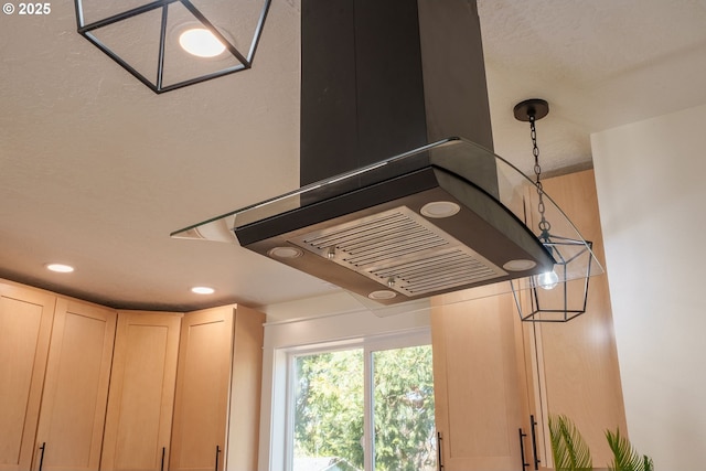 535 E St, Independence, OR 97351 - room details featuring recessed lighting