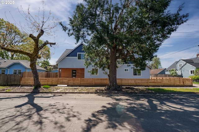 535 E St, Independence, OR 97351 - view of home's exterior with a fenced front yard
