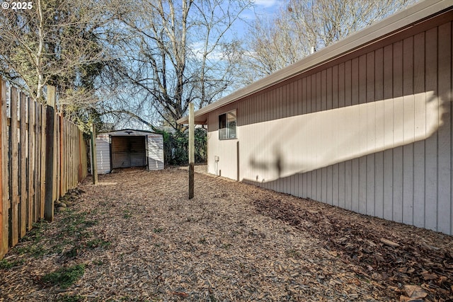 view of yard featuring an outdoor structure