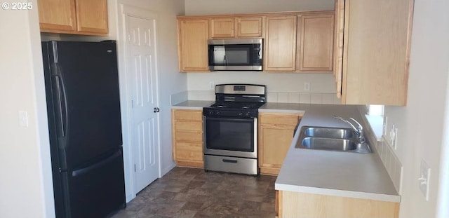 888 SE Kierra Pl, Madras, OR 97741 - kitchen featuring appliances with stainless steel finishes, light countertops, a sink, and light brown cabinetry
