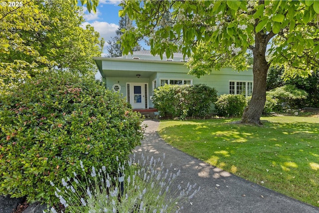 415 W Madrone St, Roseburg, OR 97470 - view of front of house with a front yard