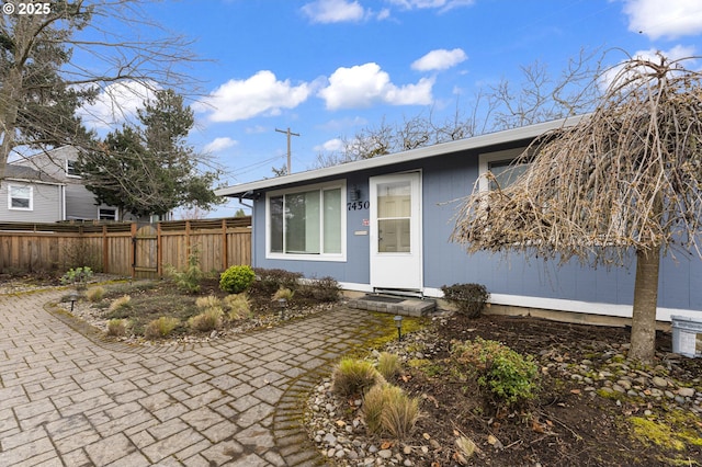 7450 N Portsmouth Ave, Portland, OR 97203 - view of front of home with fence