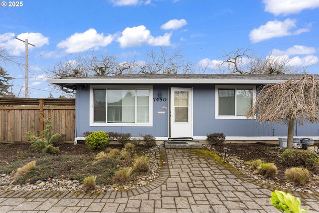 7450 N Portsmouth Ave, Portland, OR 97203 - view of front facade featuring fence