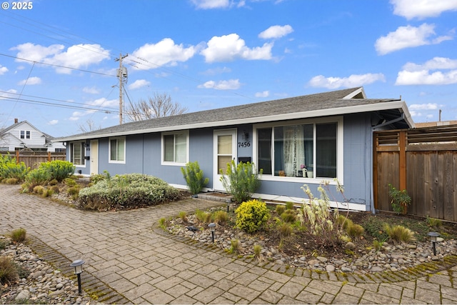 7450 N Portsmouth Ave, Portland, OR 97203 - single story home featuring fence and a shingled roof