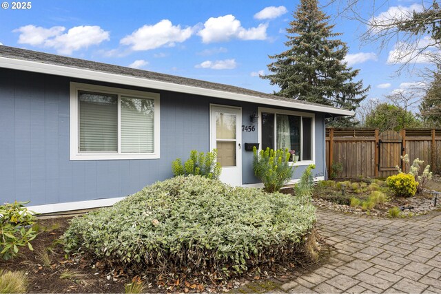 7450 N Portsmouth Ave, Portland, OR 97203 - entrance to property featuring fence, a patio area, and a gate