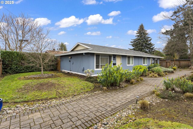 7450 N Portsmouth Ave, Portland, OR 97203 - ranch-style house with fence and a front yard