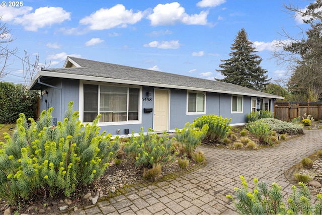 7450 N Portsmouth Ave, Portland, OR 97203 - view of front facade featuring fence