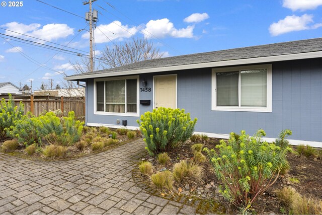 7450 N Portsmouth Ave, Portland, OR 97203 - view of front of home with fence