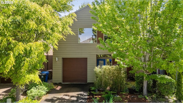 view of front of property featuring a garage and driveway