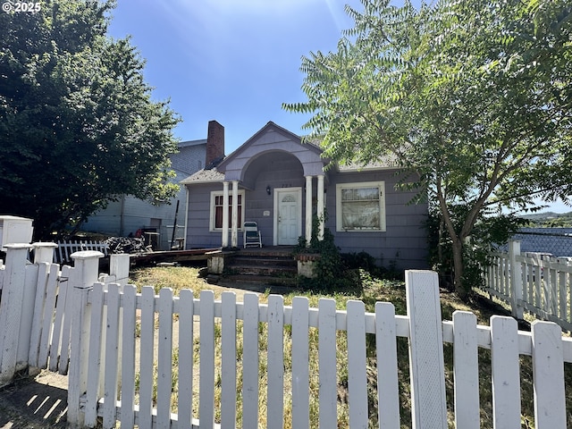 725 SE Blakeley Ave, Roseburg, OR 97470 - view of front of property featuring a fenced front yard and a chimney