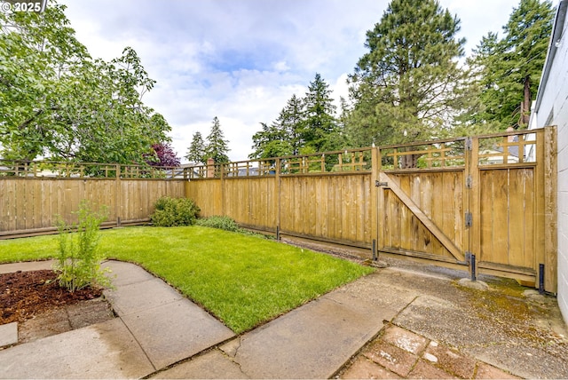 7154 N Greeley Ave, Portland, OR 97217 - view of yard featuring a gate