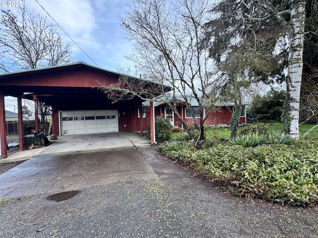 view of front of house with a garage and driveway