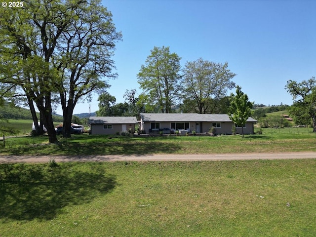 1104 Rio Nes Ln, Roseburg, OR 97470 - ranch-style home with a front yard