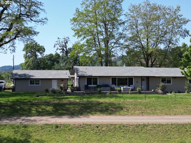 1104 Rio Nes Ln, Roseburg, OR 97470 - single story home with a front yard