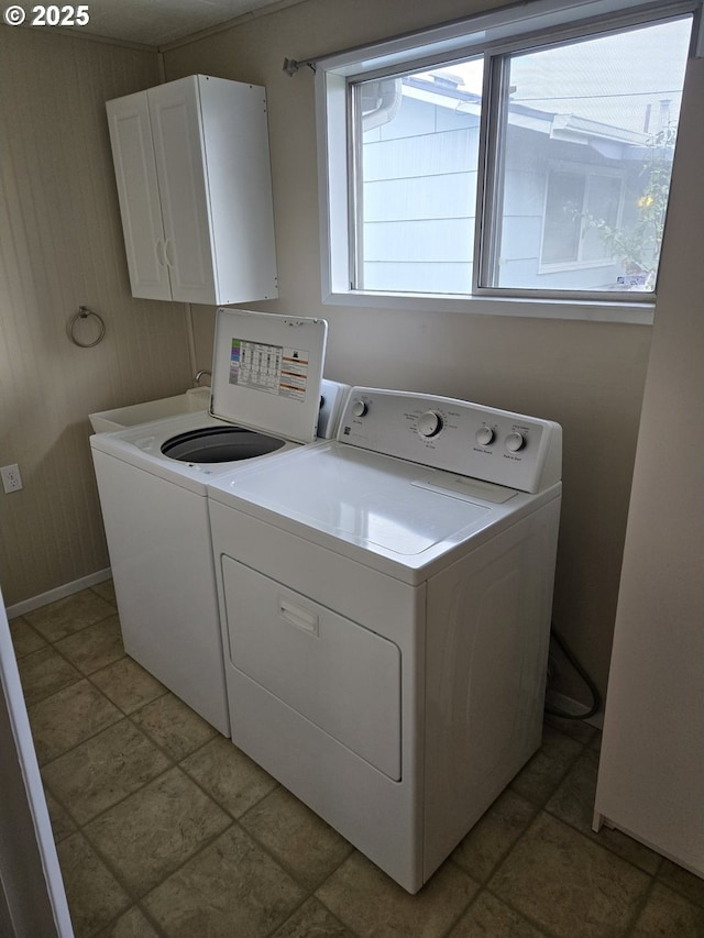 washroom featuring baseboards and washing machine and clothes dryer