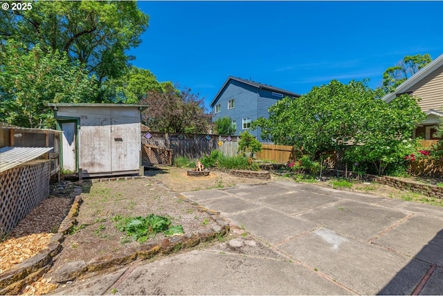 3315 SE 15th Ave, Portland, OR 97202 - fenced backyard with a patio area