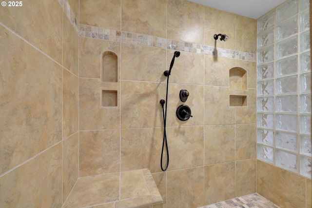 996 Lariat Dr, Eugene, OR 97401 - bathroom featuring a tile shower