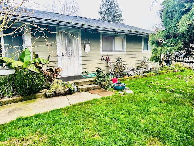 view of front of property featuring a front yard